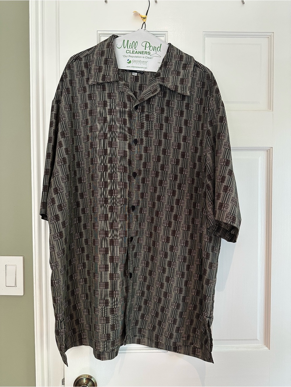 Men's Short-Sleeve Button-Up Shirt in Black and Gray
